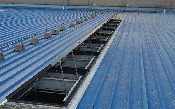 某城市大型商业综合体中庭喀什排烟窗工程